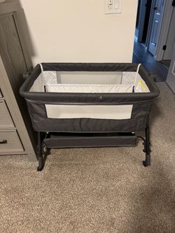 Baby Bassinet with Storage Shelf