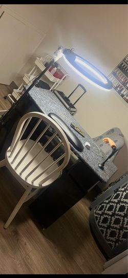 Nail desk