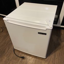 Magic Chef 1.7 cu. ft. Freezerless Mini Fridge