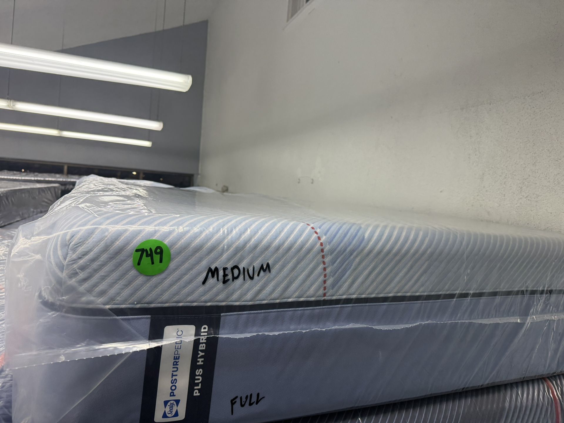 FULL SIZE SEALY POSTUREPEDIC ELITE (MEDIUM) HYBRID MATTRESS & BOX SPRING BED SET