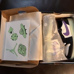 BOY'S JORDAN 1 RETRO LOW OG (PS) BLACK/BLACK RASPBERRY NOIR/GRIS VOLT/NOIR MURE Size 11C 12C