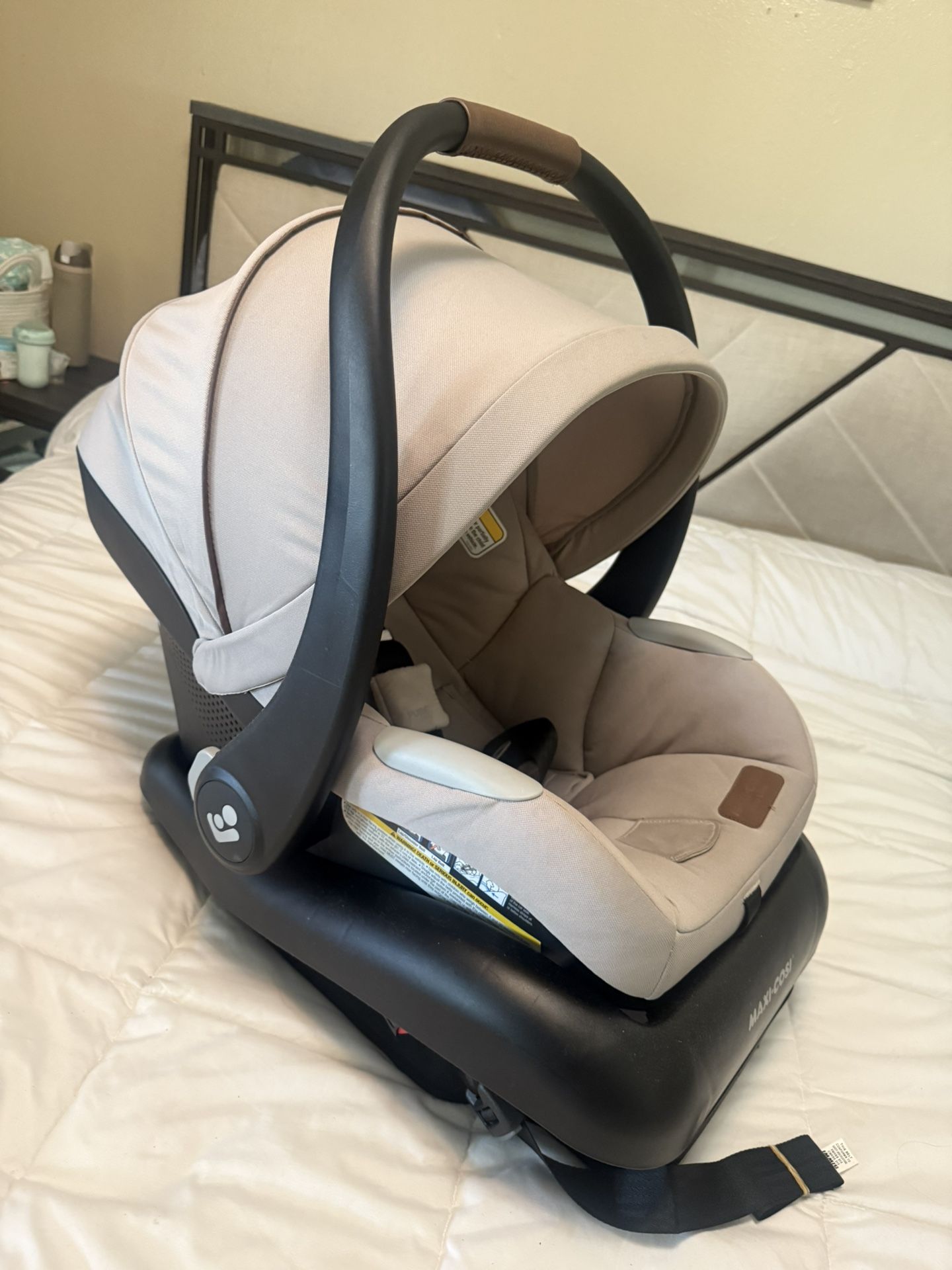 Maxi Cosí Baby Carseat LIKE NEW