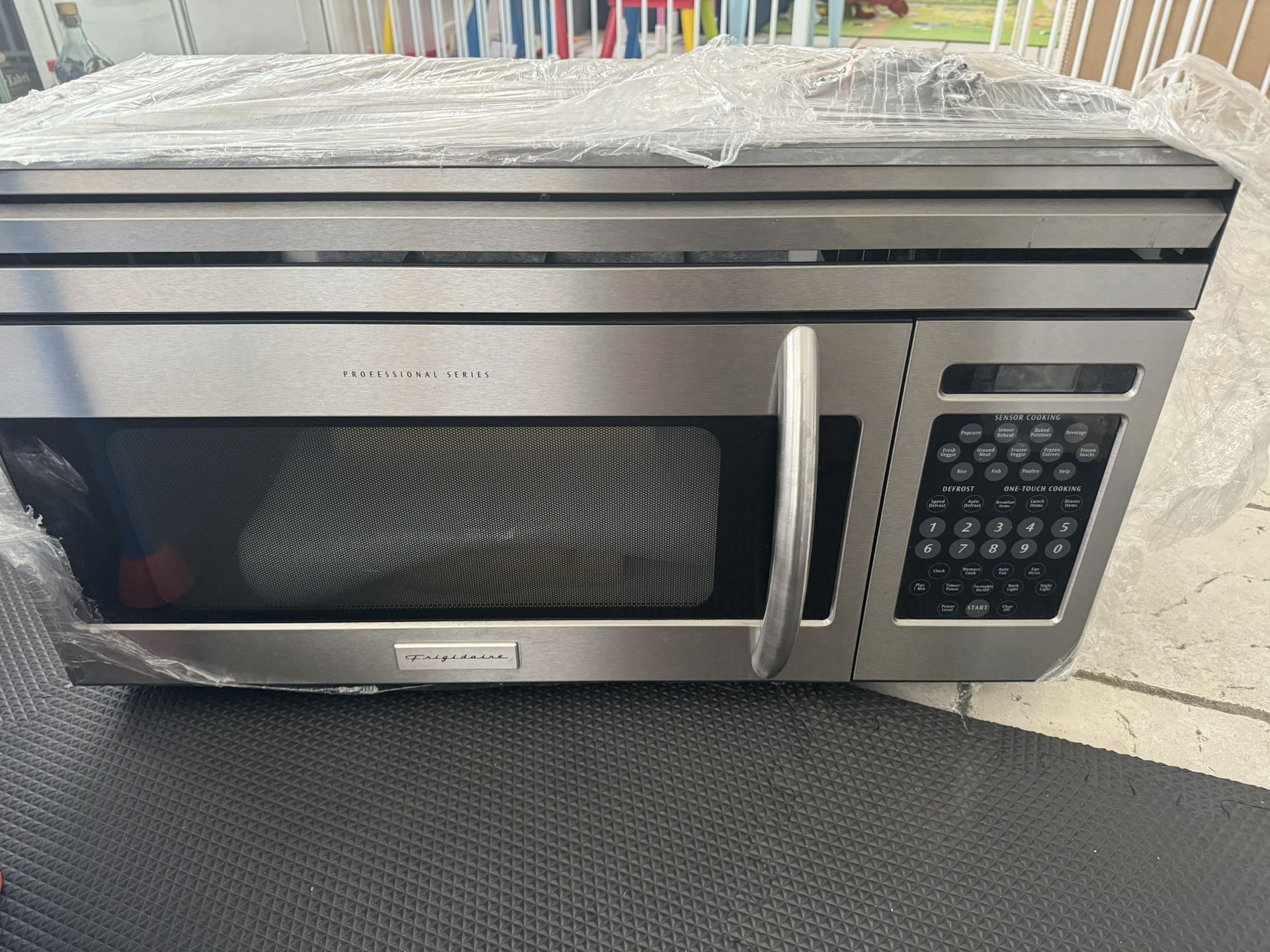 Frigidaire 1.6 cu. Ft. Microwave Oven