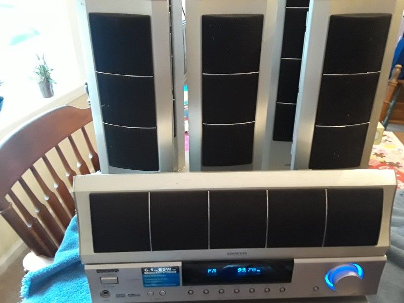 Onkyo TX LR552 6.1 Channel 390 Watt Receiver w/remote and 6 speakers