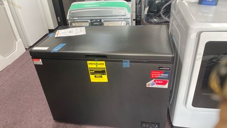 Frigidaire Garage Ready 10 cu. Ft Convertible Chest Covertiblr chest freezer with black Granite