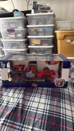 M2 Machines 1:24 Scale VP Racing Fuels 1973 Chevrolet Cheyenne Super 10