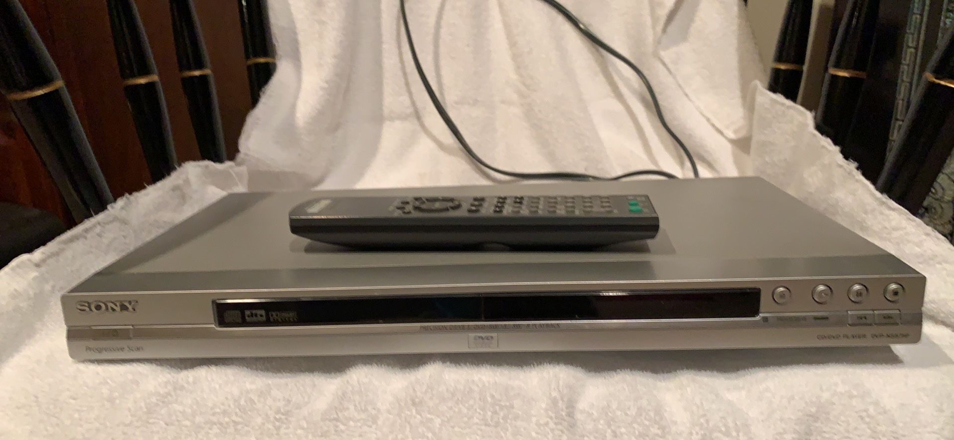 SONY PROGRESSIVE SCAN CD/DVD PLAYER. DVP-NS575P WITH REMOTE