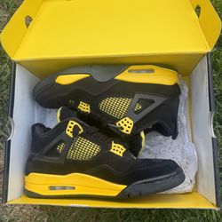 Jordan 4 thunder size 10.5