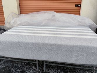 Queen size new  leesa hybrid mattress