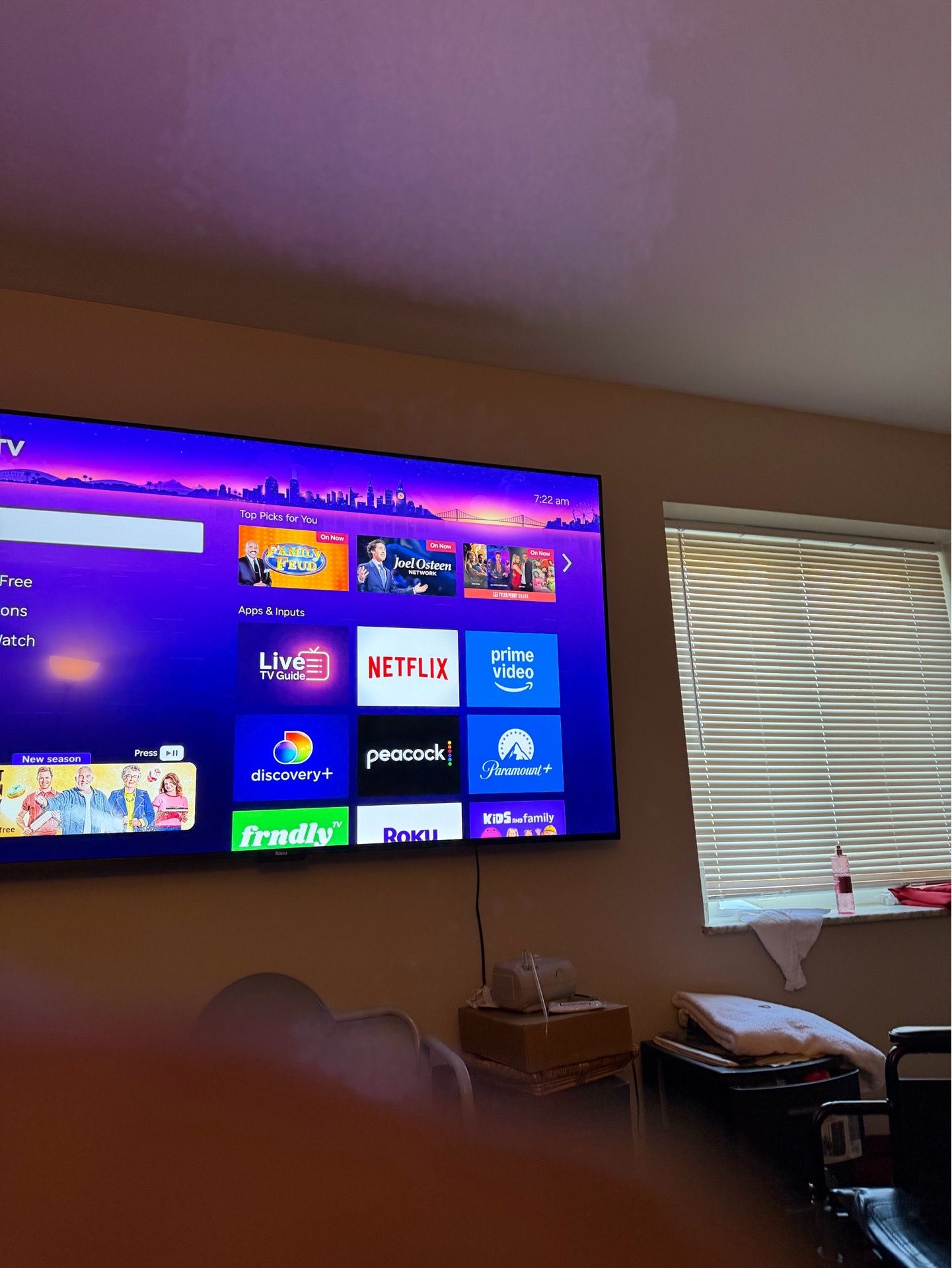 55in Roku Tv mount and remote included e