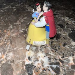 VINTAGE 1990’s Disney Snow White & Prince Charming wind up toy 