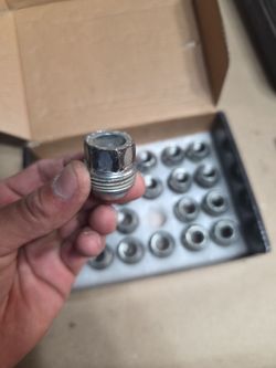 Lug nuts cheyv silverado Sierra