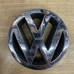 2004 JETTA GRILL EMBLEM 