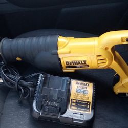DeWalt 20 Voiltsaw Saw With One Battery And Chargei