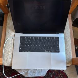 APPLE MACBOOK PRO 16”