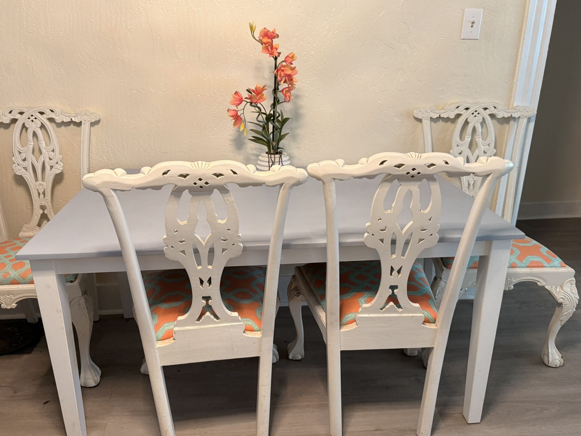 DINING TABLE & CHAIRS
