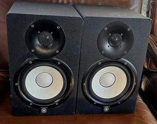 Yamaha HS7 6.5-inch Powered Studio Monitors. 
Each features a 6.5-inch cone woofer and a 1-inch dome tweeter. 