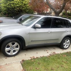 2009 BMW X5 with 120,000 miles black and silver interior in good conditions clean title on hand