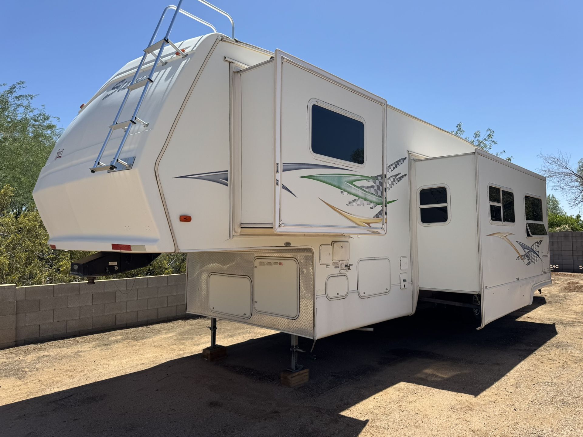 2004 Sierra 40ft toy hauler fifth wheel with 2 slideouts huge garage