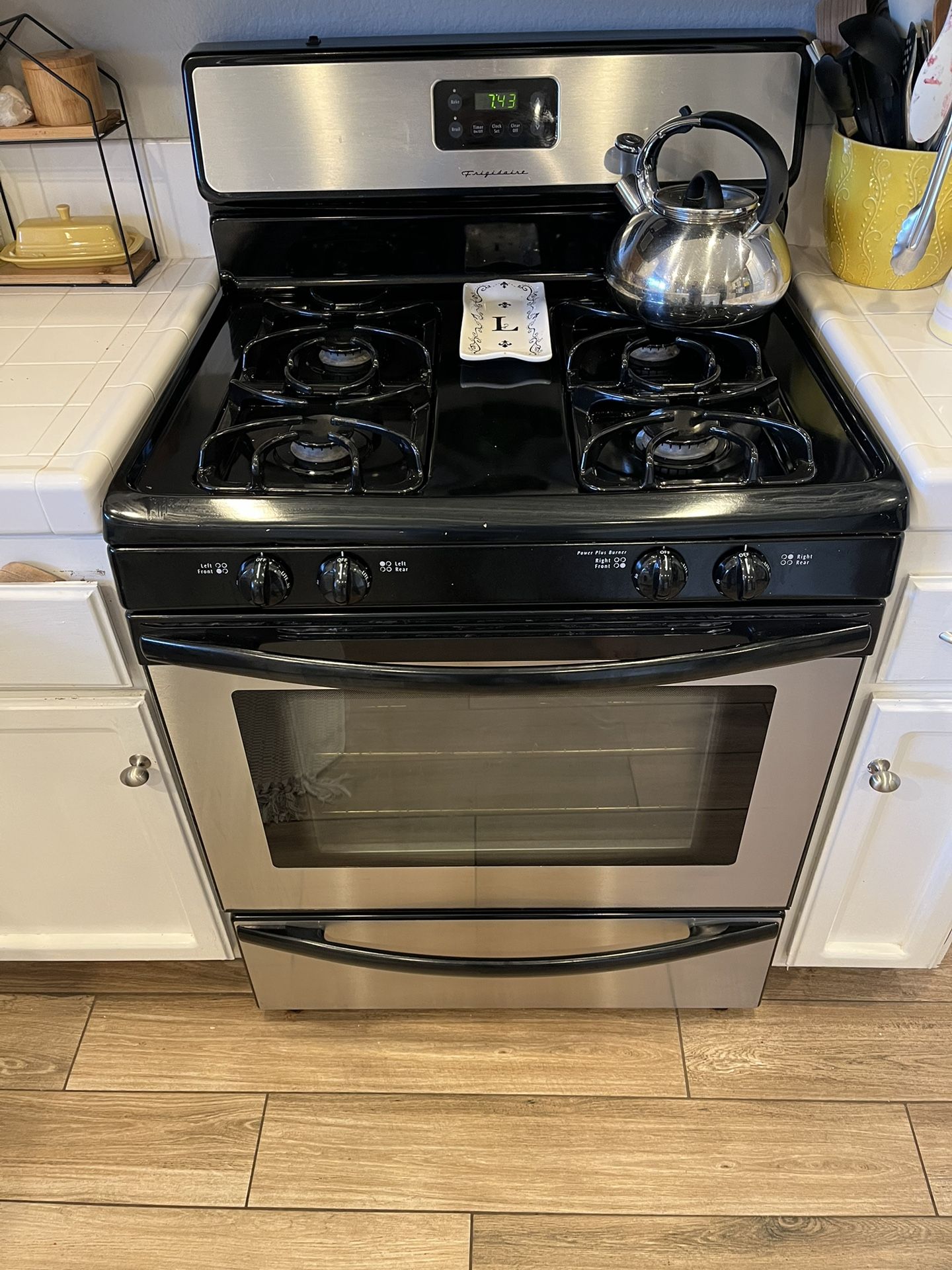 Frigidaire Range Black/Stainless -$100