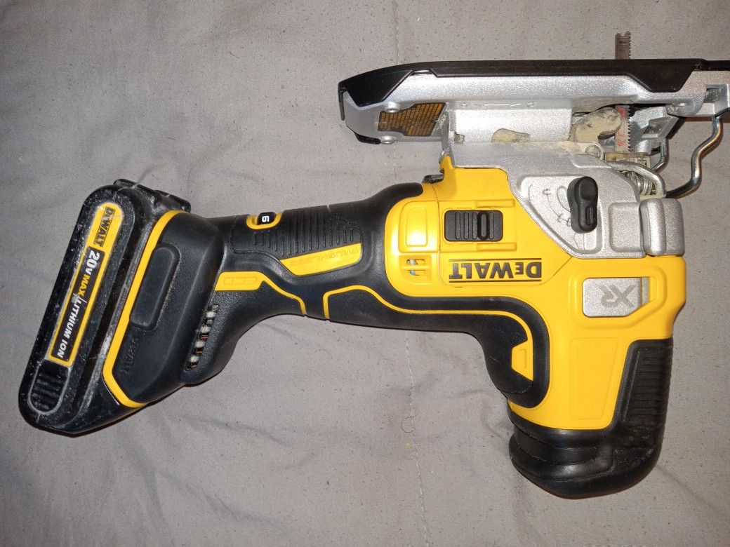 Dewalt Jig Saw Cordless W/battery for Sale in Mesa, AZ OfferUp