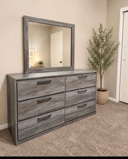 6 Drawer Dresser W/ Mirror and Night Stand