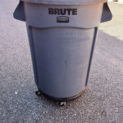 Rubbermaid Brute 