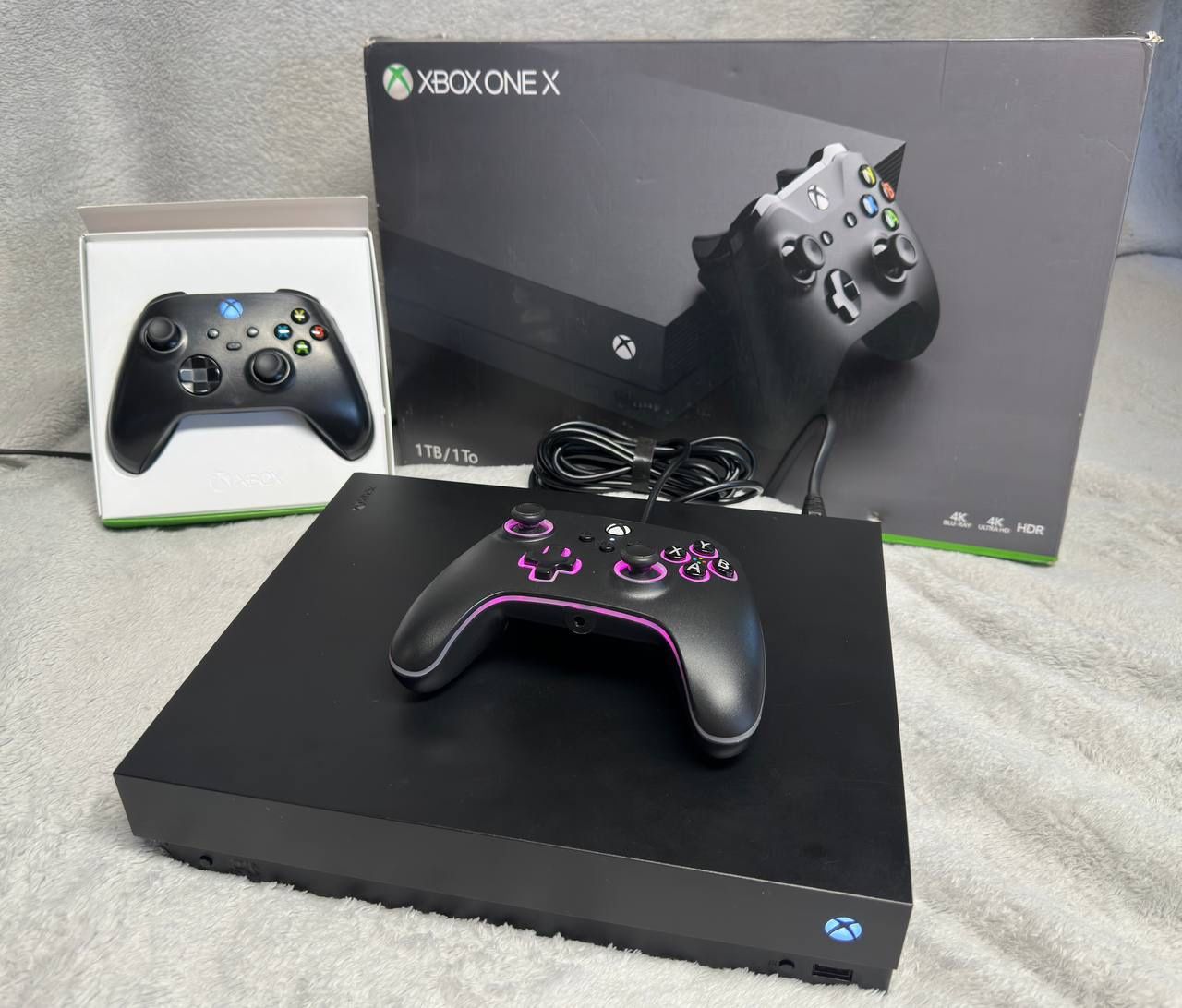 Xbox One X + 2 Controllers