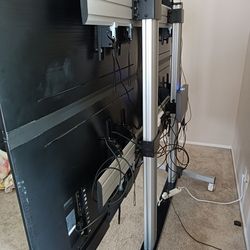 Video Wall Bundle with (4) SAMSUNG TVs with rolling stand & screen split controller, 111 inches total diagonal length

Condition is used for a few eve