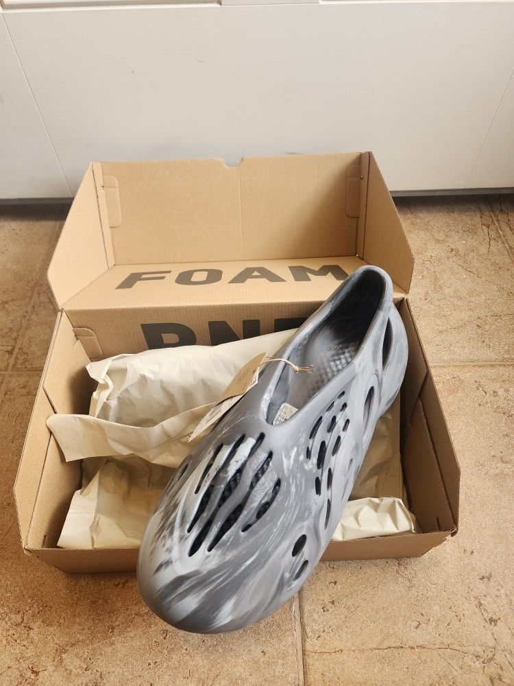 Yeezy Foam RnR $110 Size 11M