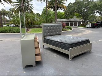 Beautiful Bedroom Set Queen Size Solid Wood Silver Color In Excellent Condition by Coaster Furnitur