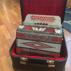 Acordeon  GABBANELLT 5 Rejistros  Tono De Sol Esta Semi Nuevo   Y A Muy Buen Presio $3.500
