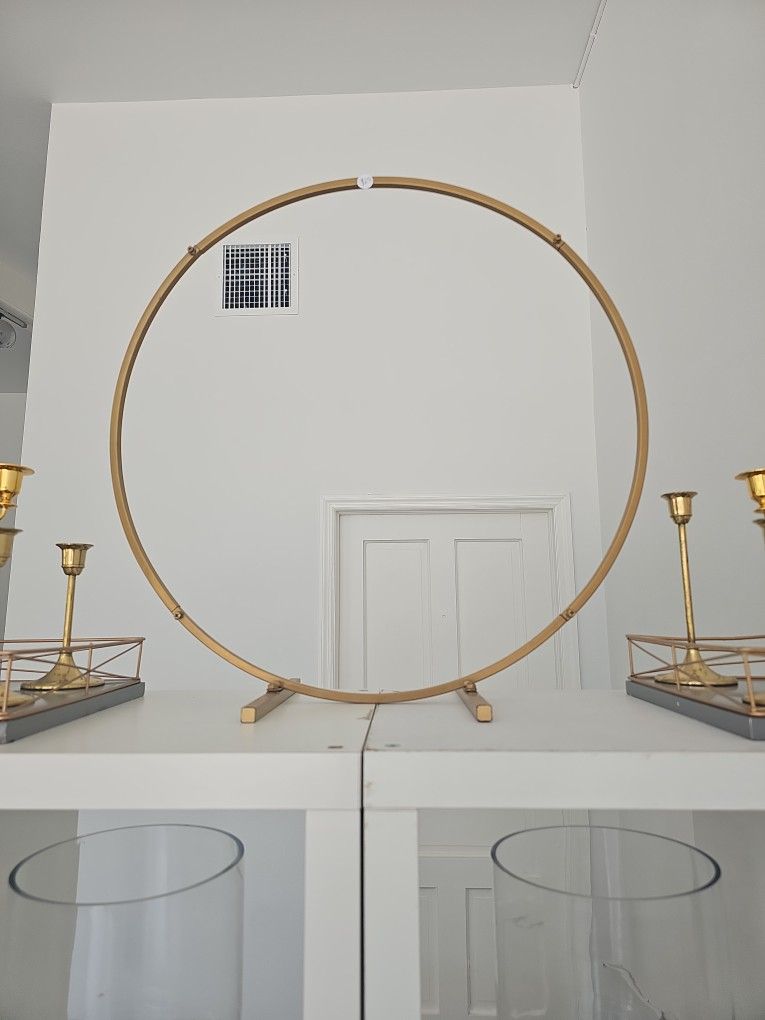 GOLD CENTERPIECE TABLETOP HOOP