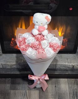 Ramo De Rosas Eternas (Hello Kitty)