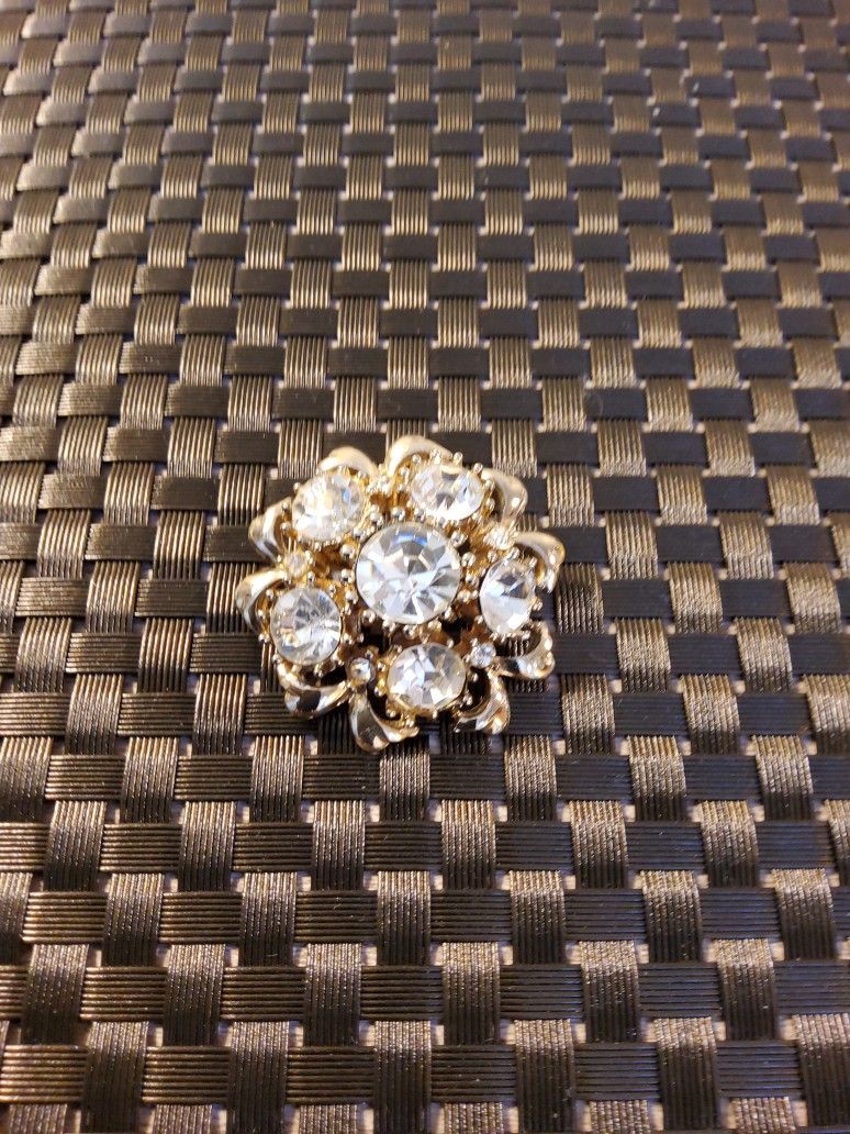 A Beautiful Brooch . Size. 2"× 2" .