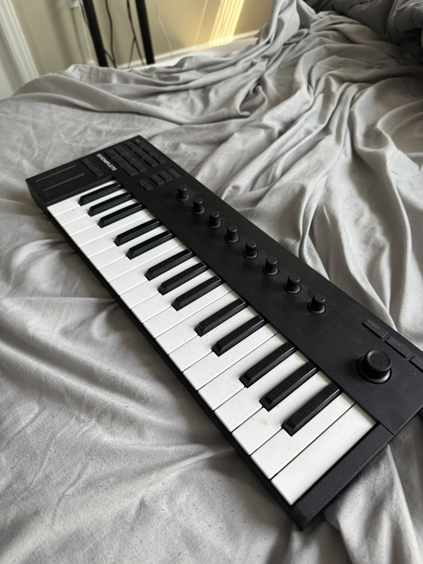 Native Instruments Komplete Kontrol M 32 Controller Keyboard