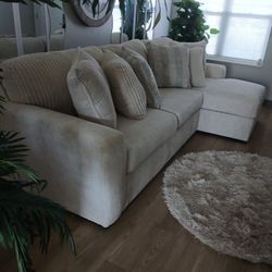 Off-white Sectional For Sale Going For 1500 But I Will Accept Best Offer Brand New