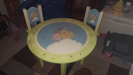 Kids table and chairs