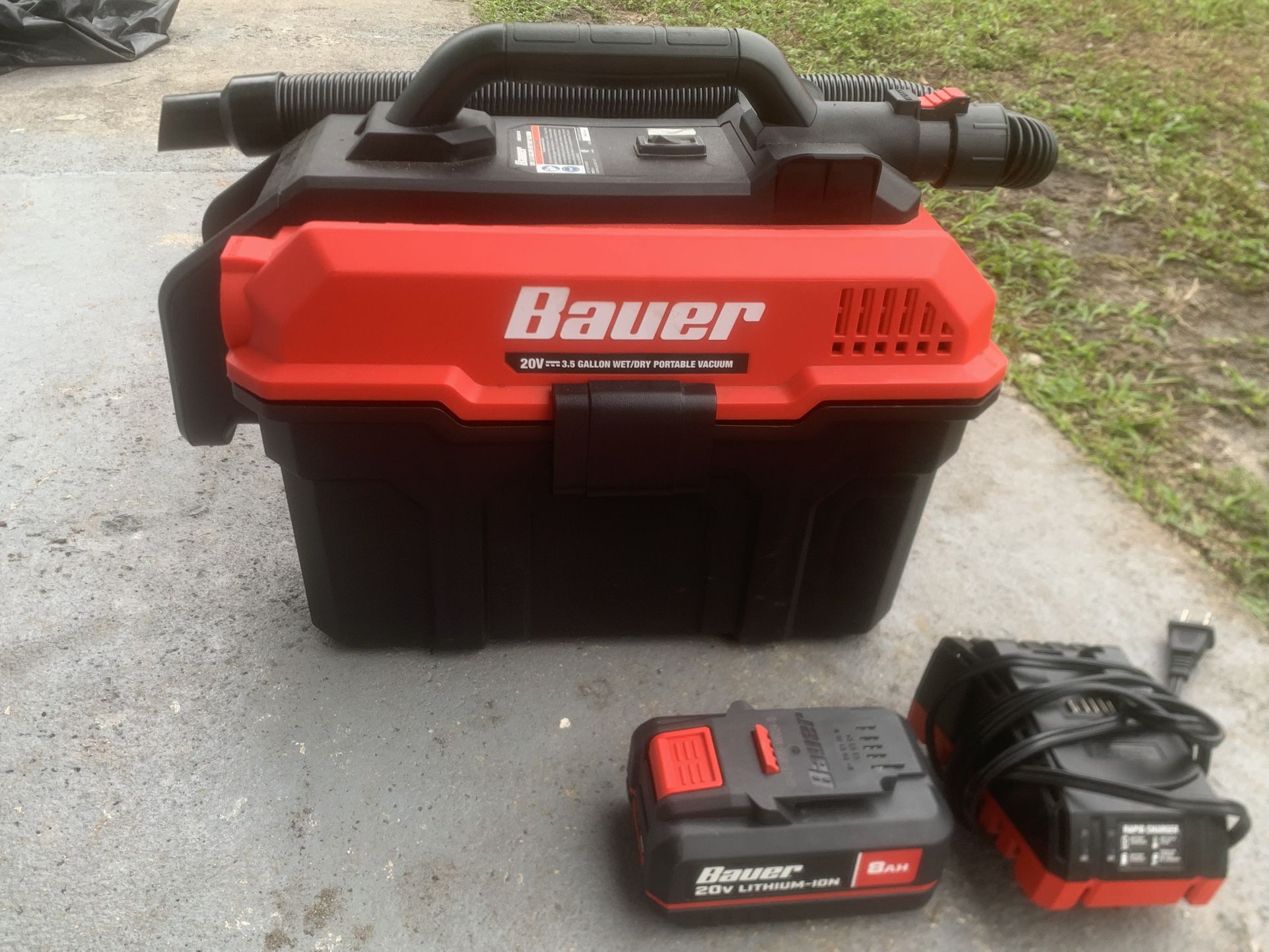 Bauer 20v wet or dry portable vacuum