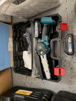 Mini chainsaw with two batteries