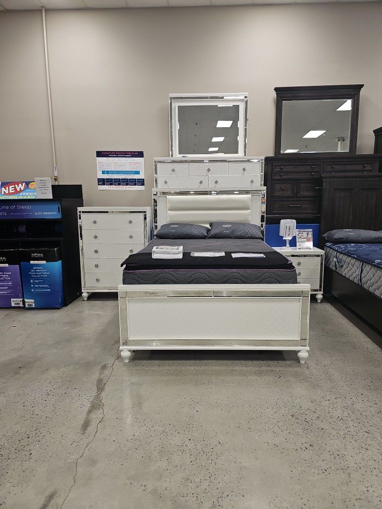 Malibu 5pc. LED light Bed Set (Queen)