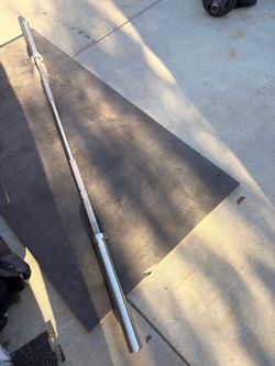 Stainless steel 20KG Olympic barbell is a Rogue Ohio Bar. This performance-tested bar has a silver finish with knurled grip sections and smooth sleeve