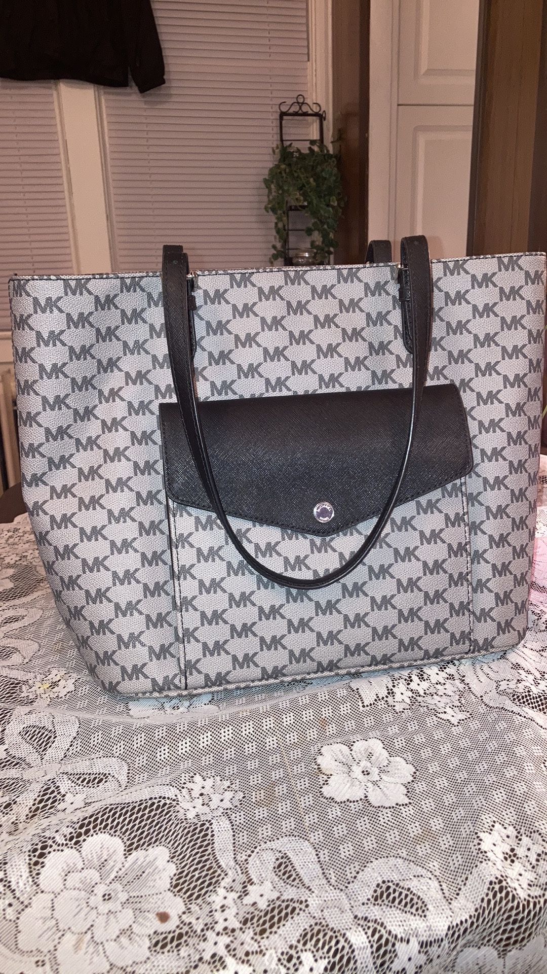 Designer tote purse (Michael Kors )