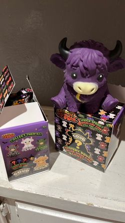 Spooky Highland cow squishy