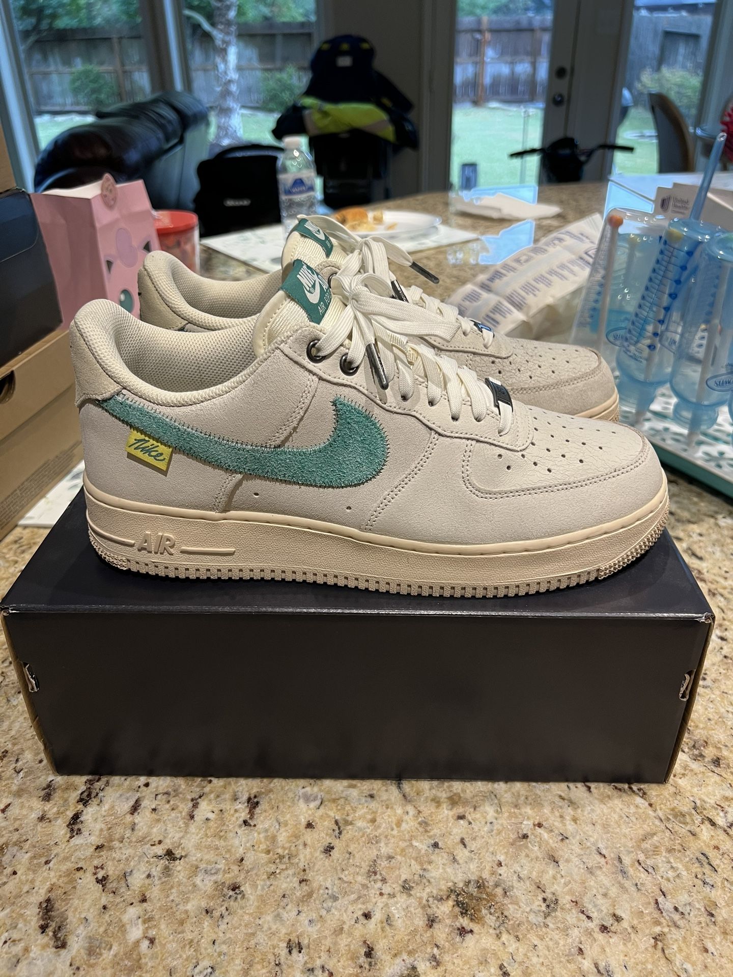 Nike Air Force 1 '07 LV8 Men Size 10.5 Sail/Green Noise-Coconut