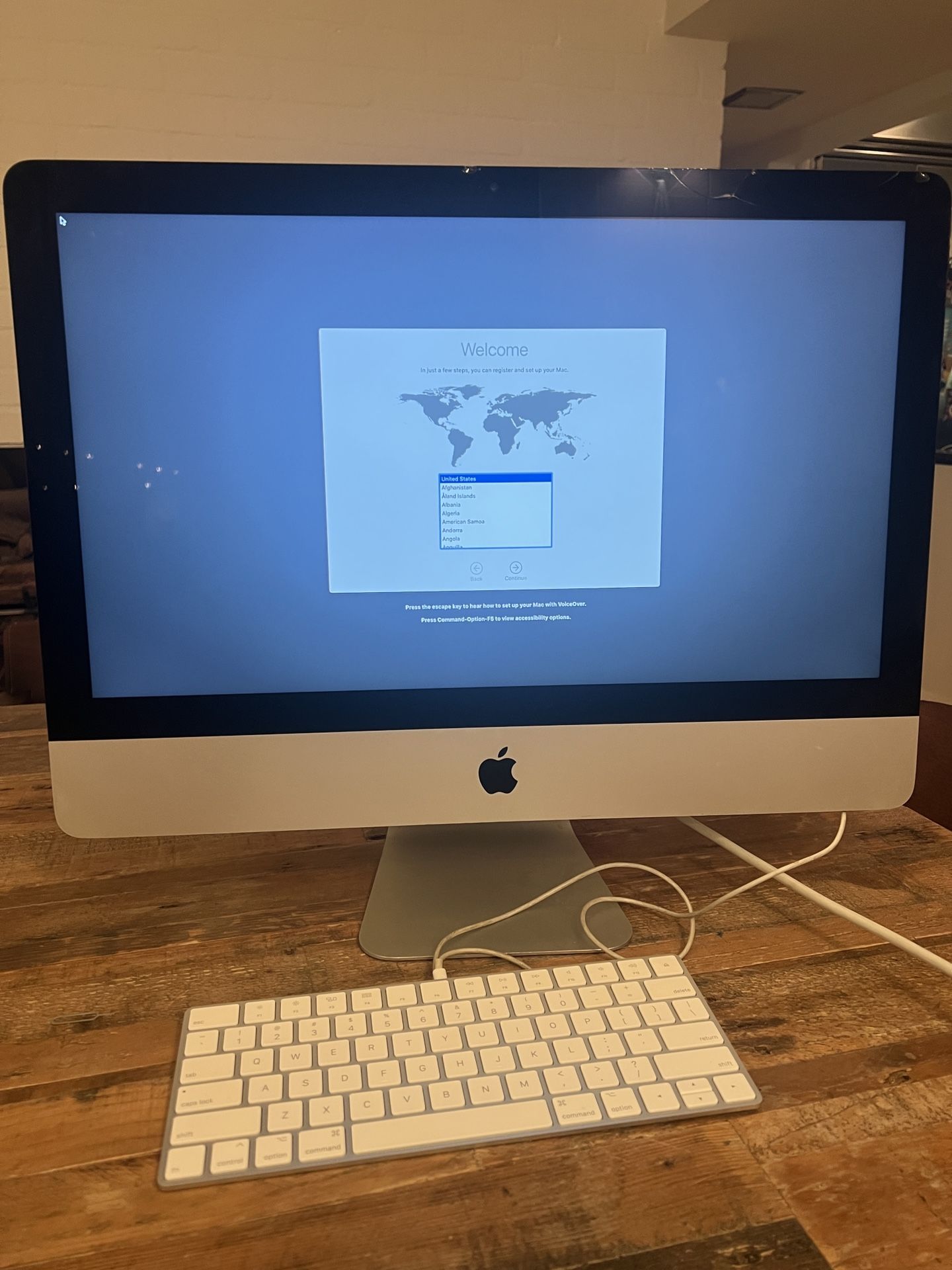 Apple 2013 iMac 21.5" (2013) + Apple Keyboard – Works Great!