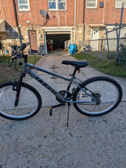 Huffy Mountain Bike  everything works like new you can test drive before buying the bike brake work to