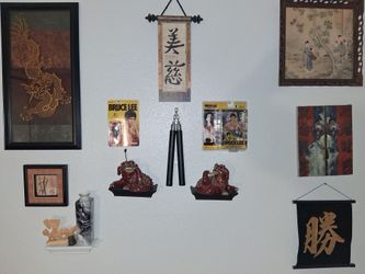 BEAUTIFUL TRADITIONAL ART WALL EVERYTHING FOR  $150.00