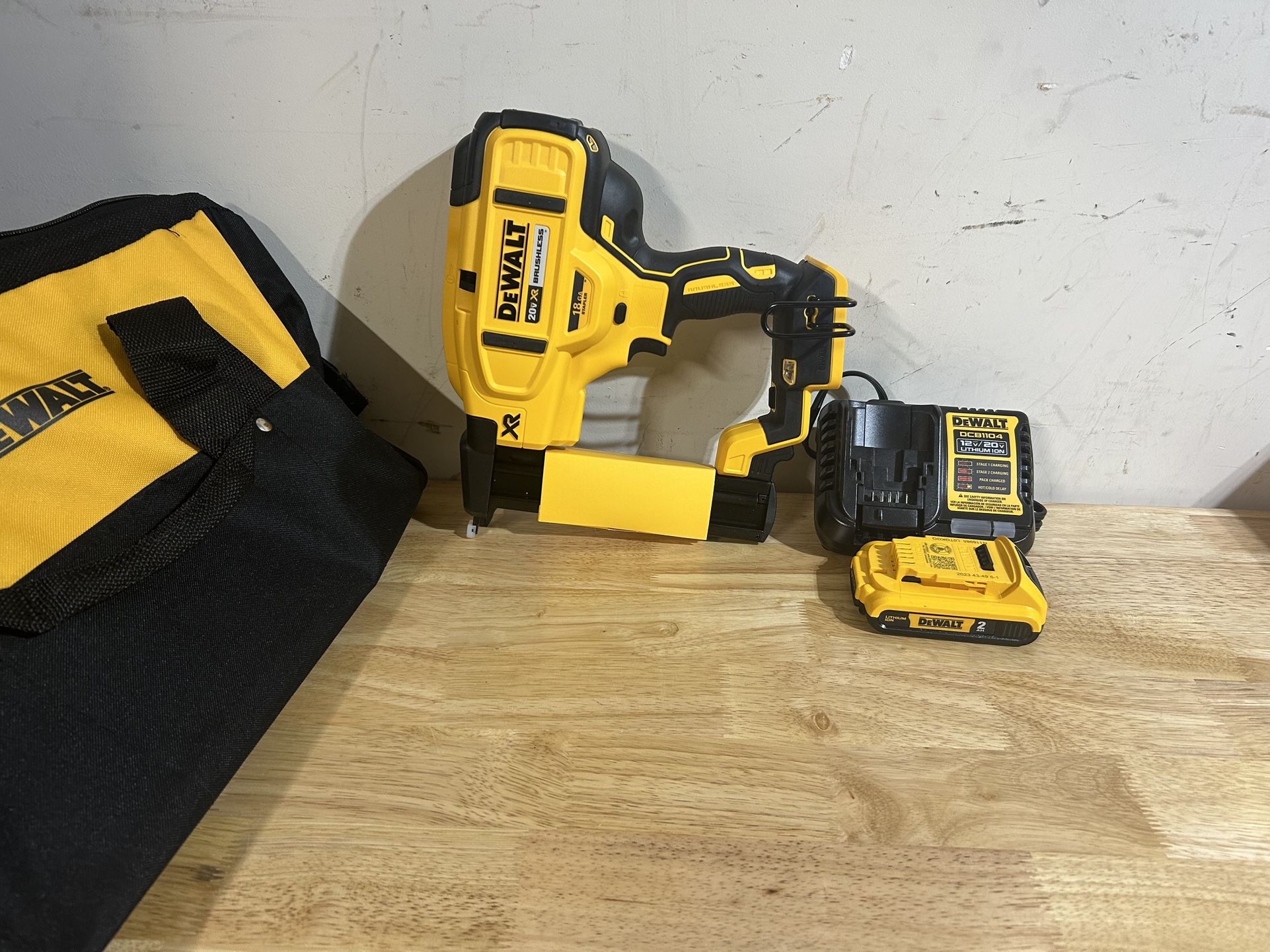 Dewalt 18 GA Narrow Crown Stapler Brand New Kit