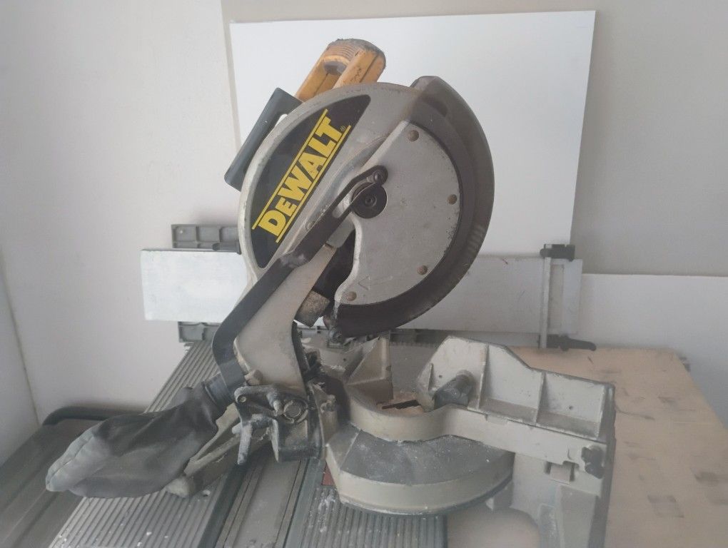 DeWalt 12 In Chop Saw